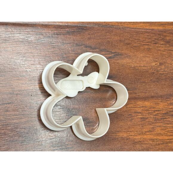 Vintage Pillsbury Doughboy Flower Shape Cookie Cutter White Plastic Y2K - Picture 2 of 4